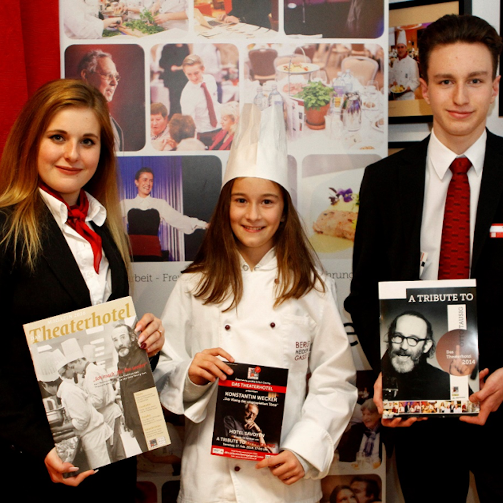 Abb 4.: T.H. Direktorin Barbara Hrdina, Superpraktikantin, Julian Kucera