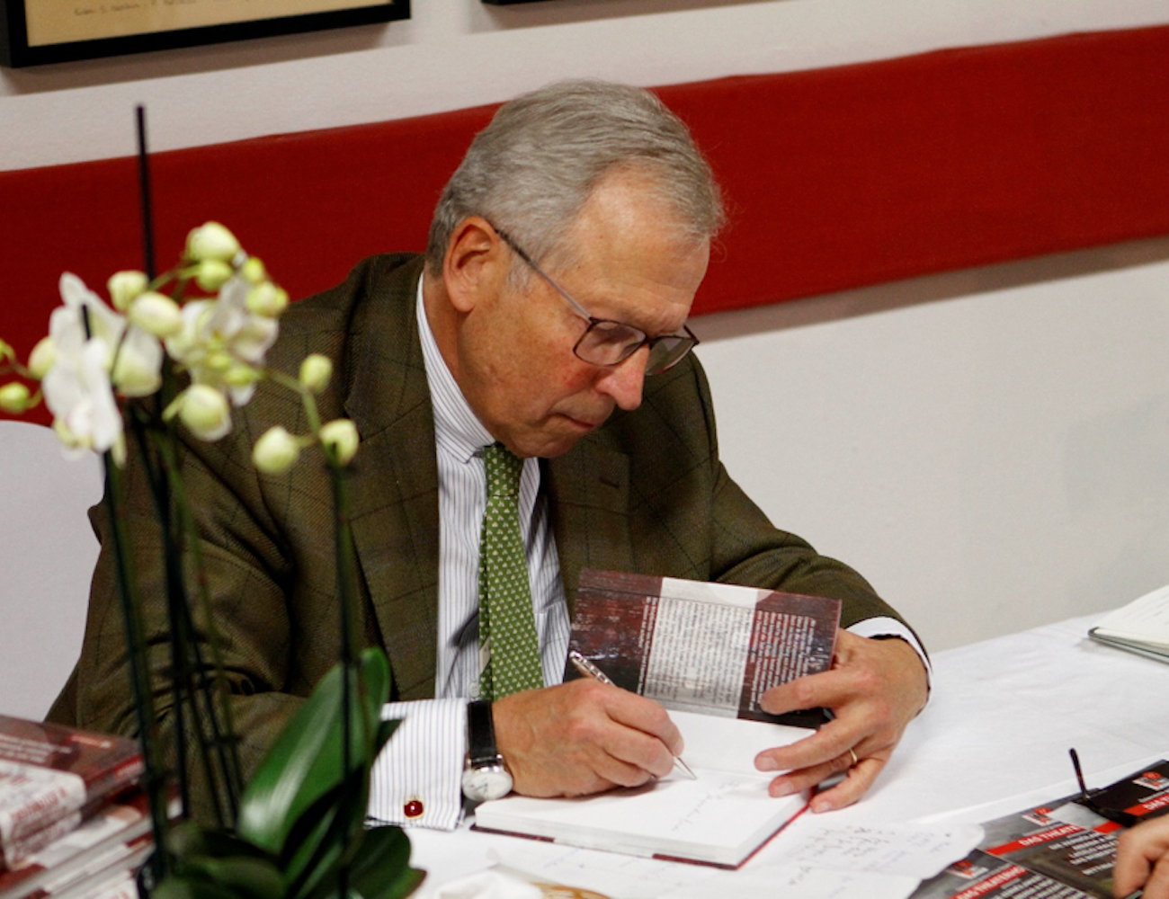 Abb 1.: Dr. Ferry Maier kommt der Nachfrage nach Signatur seines Buches kaum nach