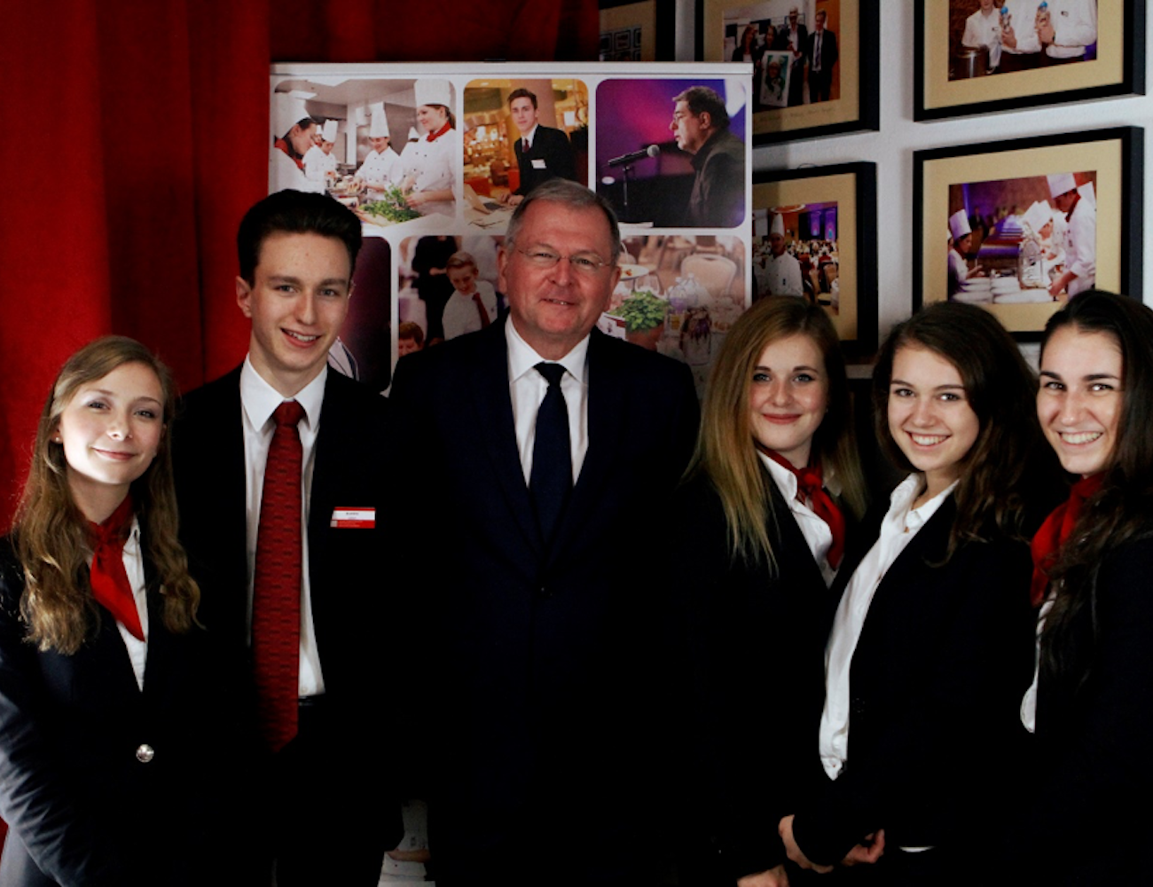 Abb 2.: Jennifer Göller, Julian Kucera und  Dir. Johannes Mauthe, Barbara Hrdina, Leonie Wagner, Magdalena Nitsche am T.H. Stand